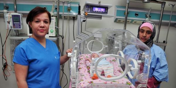 Suriyeli parmak bebek yaşama tutundu
