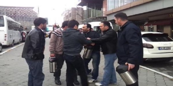 Taksim'de seyyar satıcı-zabıta kavgası