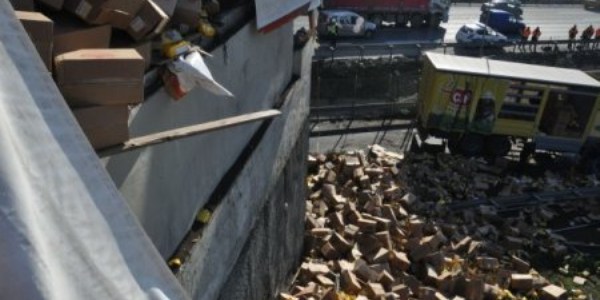 Çanakkale'de zeytin yüklü tır devrildi