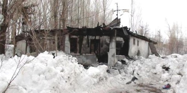 Karlıova'da hırsızlar soydukları evi yaktı