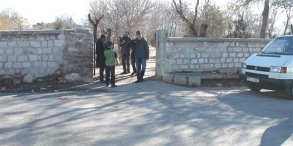 Mezarlık çıkışında amcasının çocuklarını vurdu