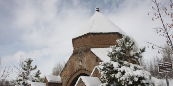 Ahlat kümbetleri gelin gibi süslendi