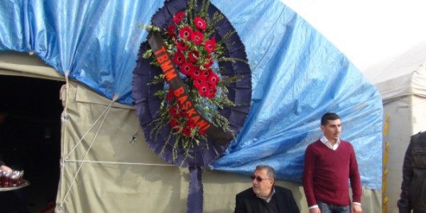 Vefat eden eski milletvekilinin taziye çadırına TBMM tarafından siyah çelenk gönderildi