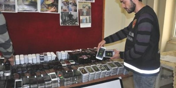 Habur'da 1155 kaçak telefon ele geçirildi