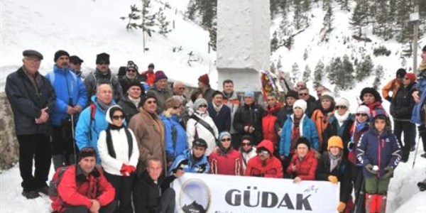 Çığda hayatını kaybeden 10 dağcı Zigana'da anıldı