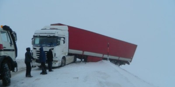 Ardahan'da ulaşıma kar ve tipi engeli