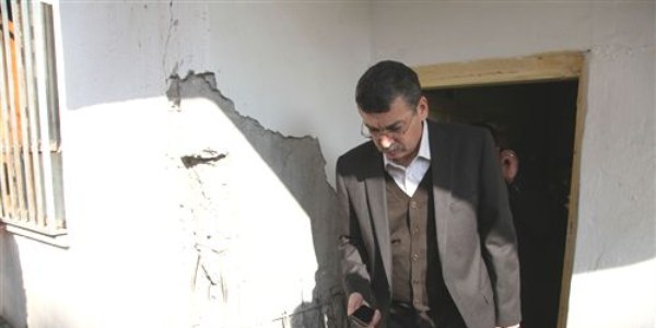 Kolonlar� patlayan bina sakinlerine kira deste�i