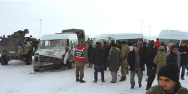 Minib�sler kafa kafaya �arp��t�: 18 yaral�