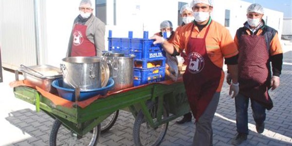 Harran'da konteyner kentteki m�ltecilere yemek da��t�m�