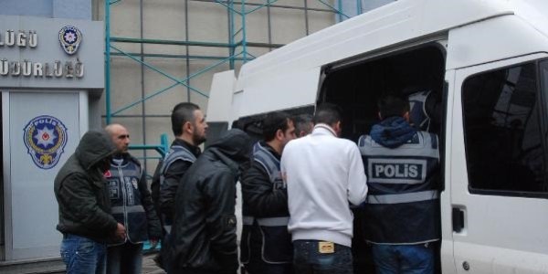 Kocaeli polisinden çikolata ve pişmaniye ikramlı baskın