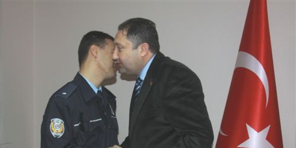 Polis müdüründen personeline doğum günü sürprizi