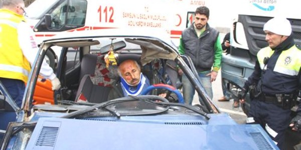 Beton mikseri otomobile çarptı: 1 yaralı