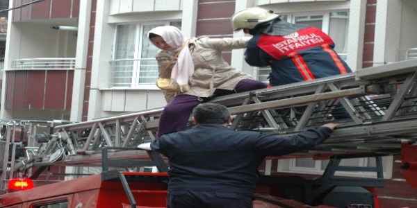 Hamile kadın ve 2 yaşındaki oğlu yangında mahsur kaldı