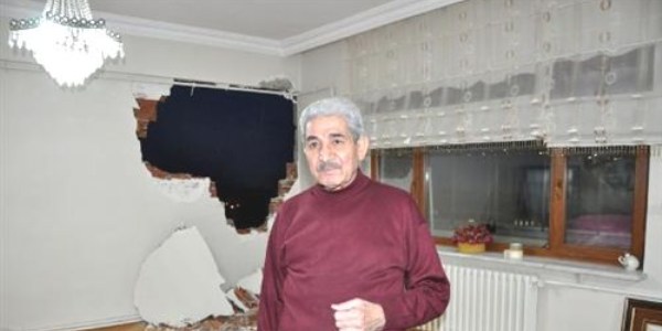 Hasarlı binayı yıkarken, sağlam binaya zarar verdiler