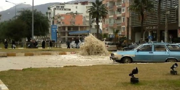 Boru patladı, cadde sel altında kaldı