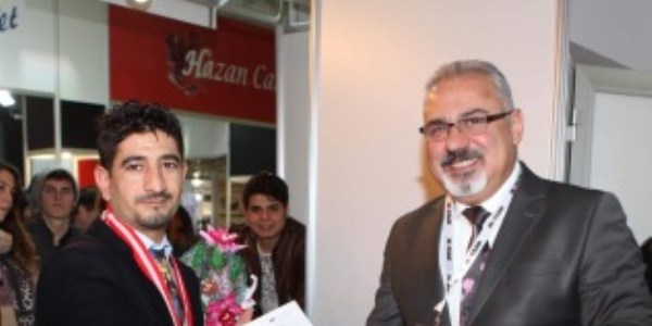 Pet şişelerden puf tasarladı, birinci oldu