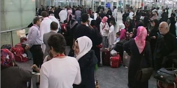 Havalimanı, Umre'ye gidenlerle doldu taştı