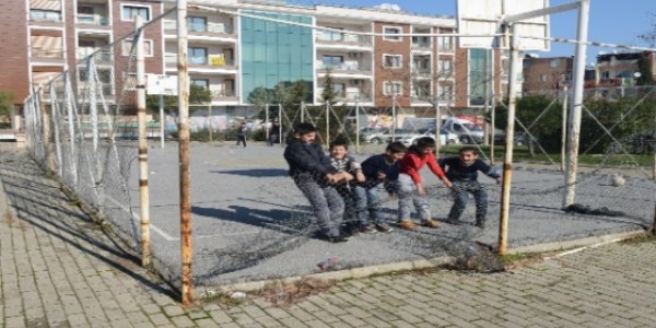 Çocuk parkındaki tel örgüler tehlike saçıyor