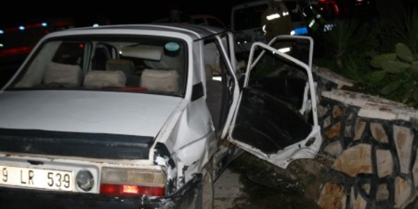 Yoldan çıkan araç duvara çarptı: 4 yaralı
