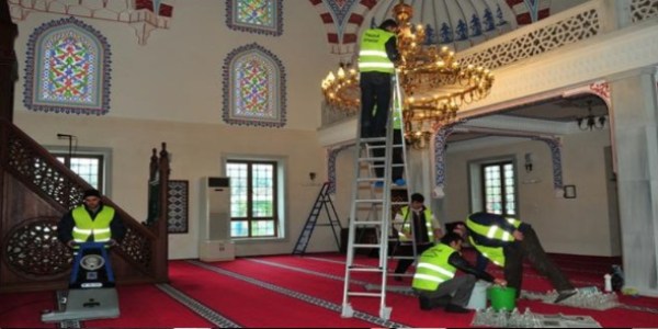 Tuzla Belediyesi, camileri temizliyor