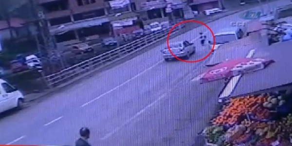 Otomobil çocuğa böyle çarptı!