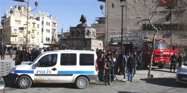 Anıta tırmanan Suriyeliyi itfaiye indirdi