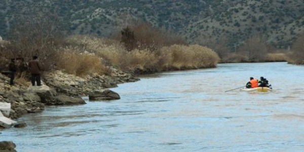 Kamyonet Kızılırmak'a uçtu,1 kişi suda kayboldu