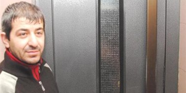 Gazeteciler asansörde mahsur kaldı