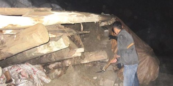 Hakkari'de bir ahırın üzerine çığ düştü