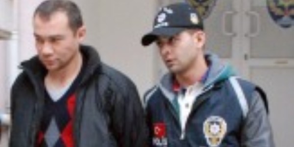 Eski eşinin boğazına bıçak dayadı