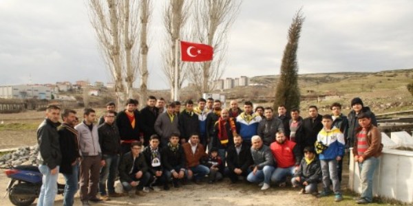 �len arkada�lar�n� mezar� ba��nda and�lar