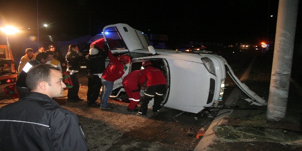 Erzincan'da trafik kazas�: 1 �l�, 2 yaral�
