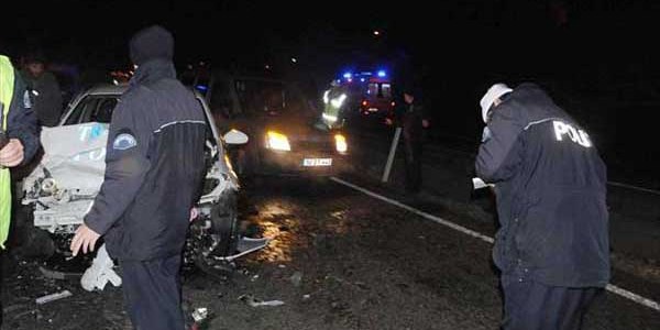 Polis aracına çarptı: 3'ü polis 4 yaralı