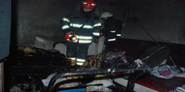 Yatalak kadını alevlerden komşuları kurtardı