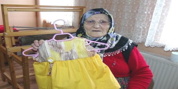 Huzurevi sakinleri dokuyup kazanıyor