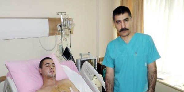 Doktor, riski göze alıp yaralı askerin hayatını kurtardı
