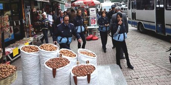 Mersin'de kaldırımı işgal eden esnafa ceza yağdı