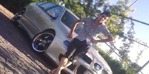 Müzik sesini kısmayan genci öldürdü