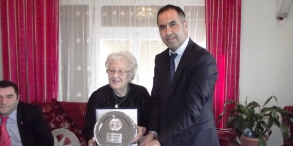 97 yaşındaki emekli öğretmeni duygulandıran jest