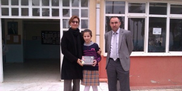 İsabeylili öğretmenlerden başarılı öğrenciye hediye