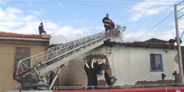 Burhaniye'de itfaiye ekipleri yangna, 3 dakikada iinde mdahale etti