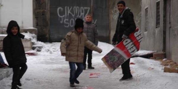 Çocukların kış eğlencesi