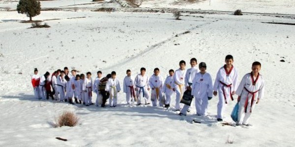 Tekvandocu çocuklardan kuşlara yem