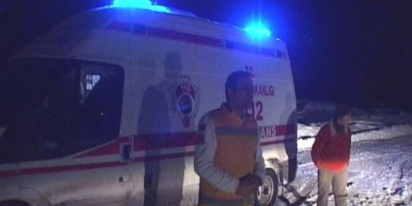 Kars'ta b�brek hastas� kad�n�n imdad�na karla m�cadele ekipleri yeti�ti