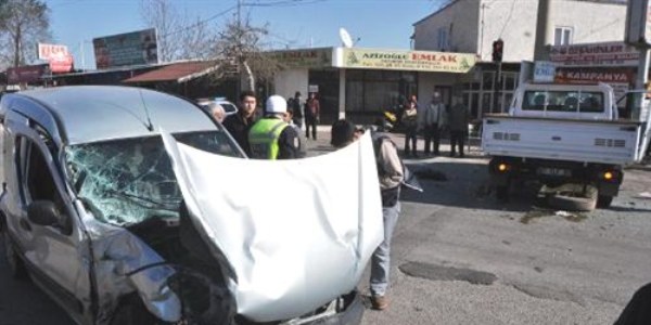 Akraba ziyaretine giden aile kaza yapt�: 4 yaral�