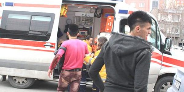 Cumhuriyet Meydanı'nda bıçaklı saldırıya uğradı