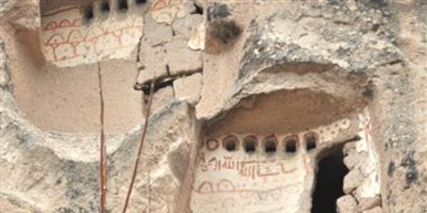 Peribacalarına takılan çanak antenlere tepki