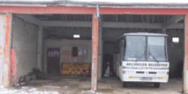 Belediyenin minibüsünü çaldılar