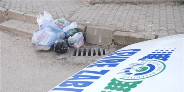 Sivil zabıtalar yere tükürenlere ve çöp atanlara göz açtırmıyor