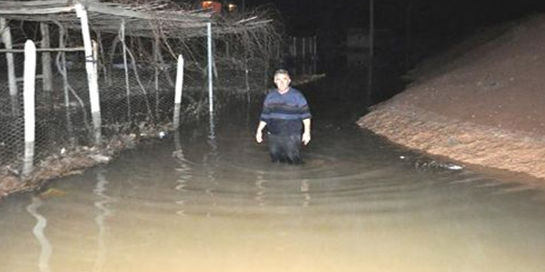 Su şebekesi patladı, köy su altında kaldı